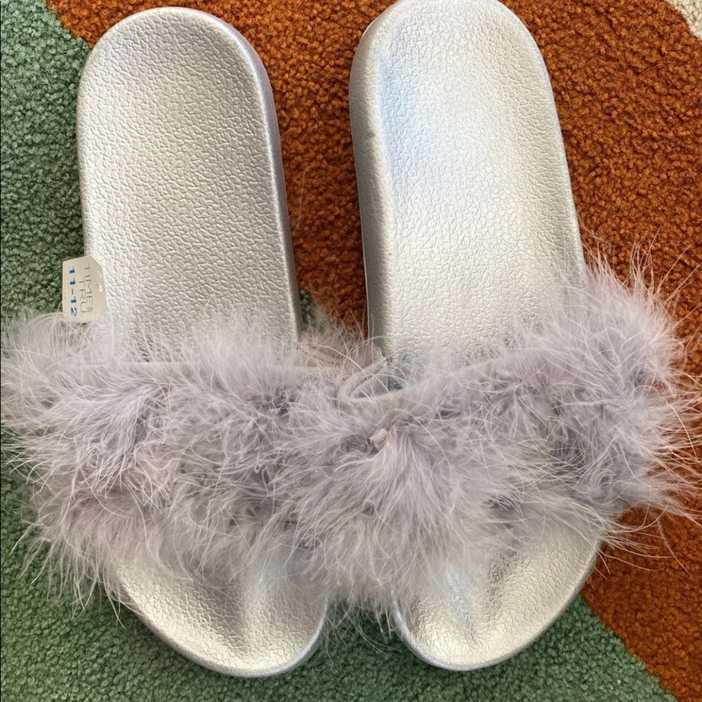 Fuzzy slippers NWT